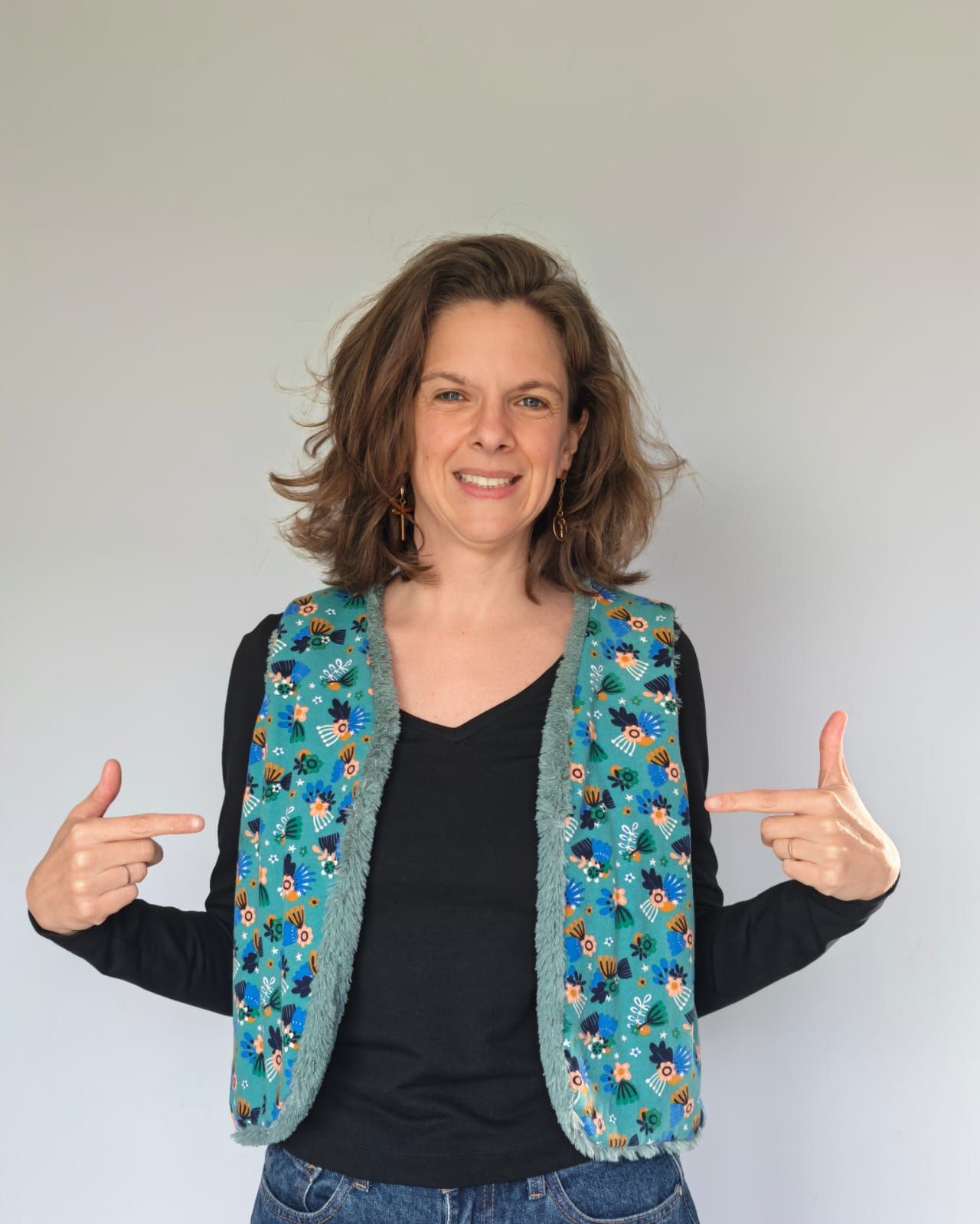 Gilet de berger Manon / T-shirt noir basique Emilie
